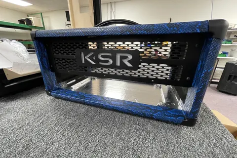 Head shell in blue sparkle covering with a perforated metal grille